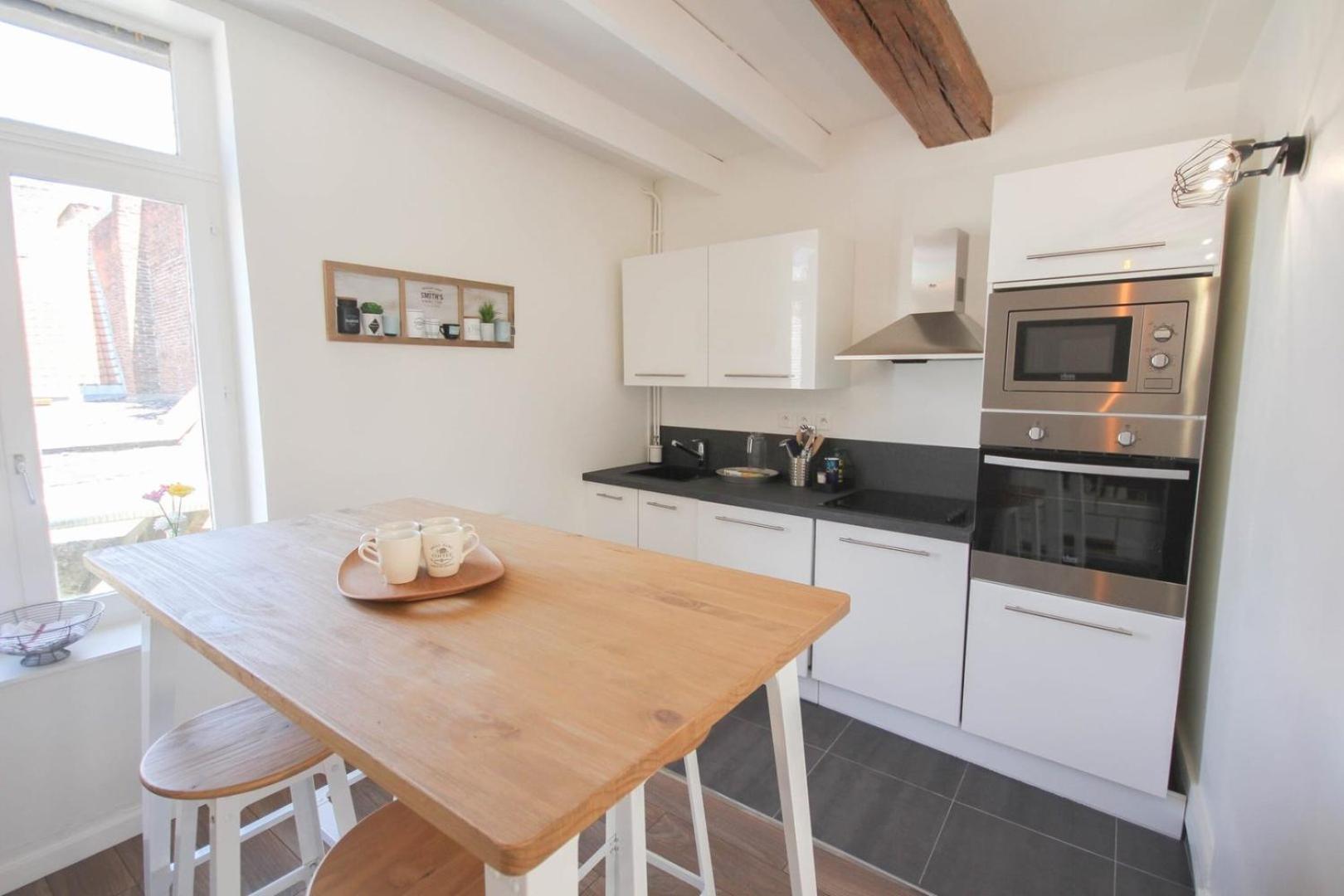 Vieux Lille: Bright, Functional Appartement